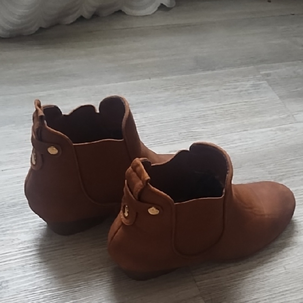 TOP Moda Tan Ankle Boots with Gold Buttons